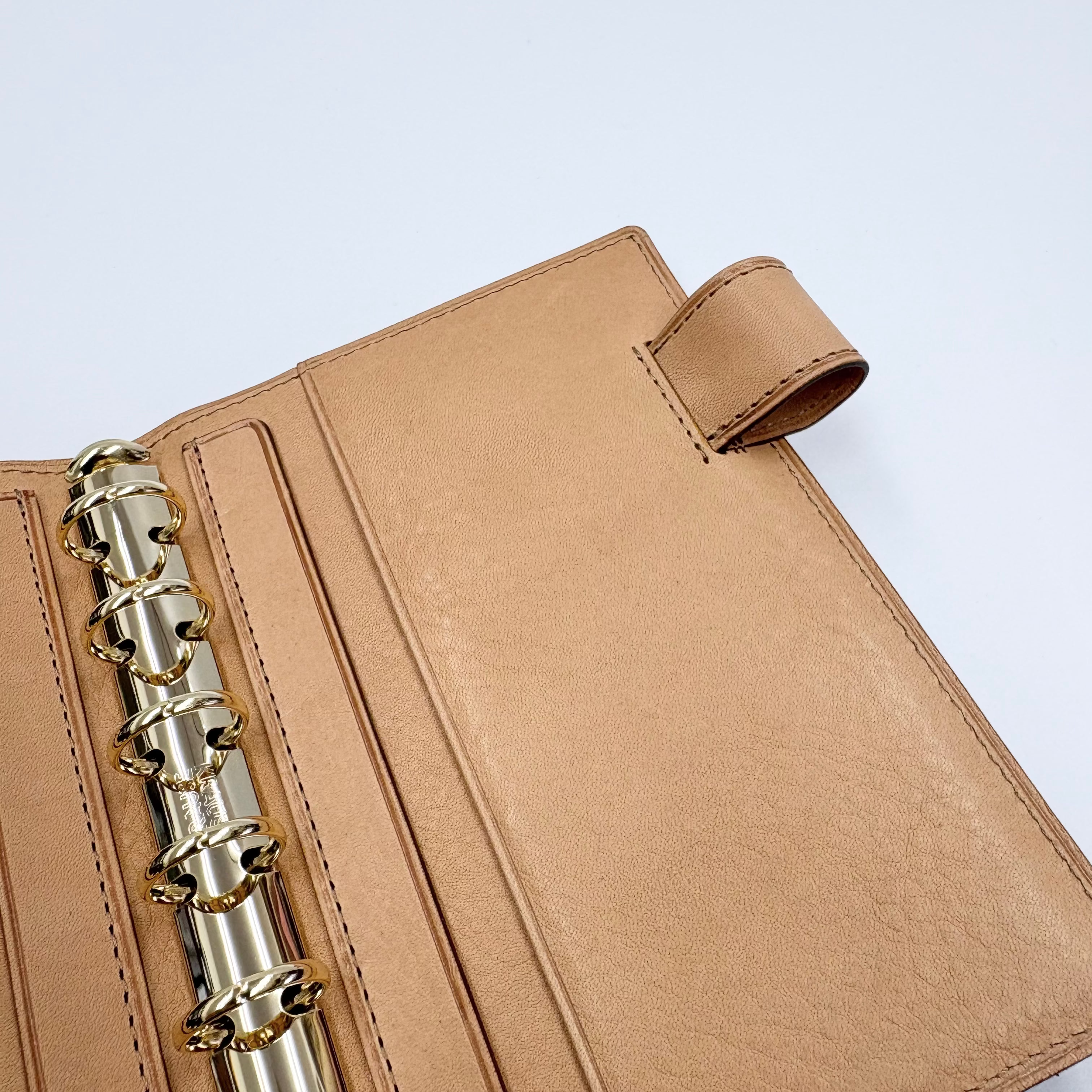 オールリネア ヴァスカ ボックス<br>ミニ6 コンパクト 16mm ノート<br>可動式ペンホルダー<br>ゴールドリング<br>odoru ✕ penotes