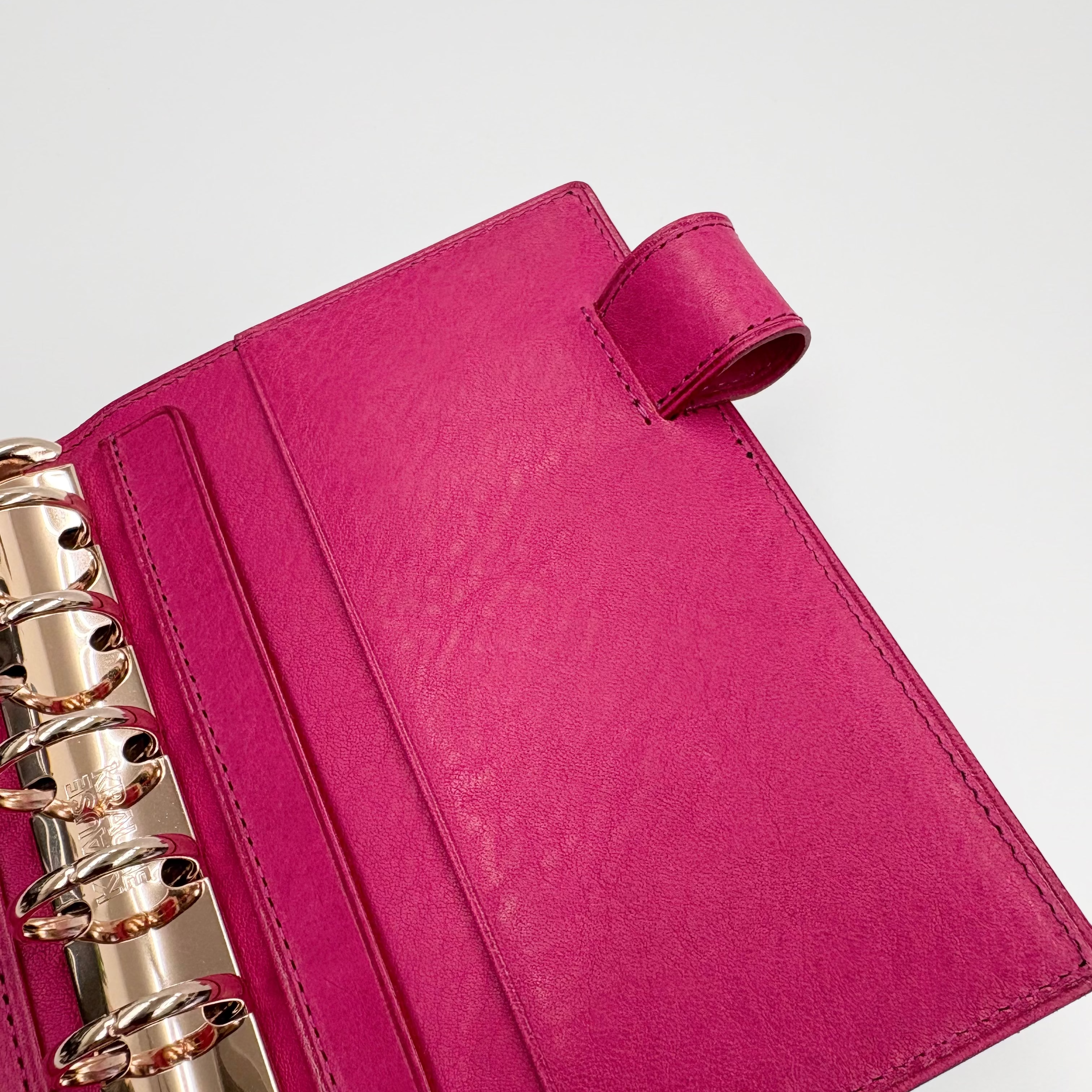 オールリネア ヴァスカ ボックス<br>ミニ6 コンパクト 20mm ノート<br>可動式ペンホルダー<br>ローズゴールドリング<br>odoru ✕ penotes