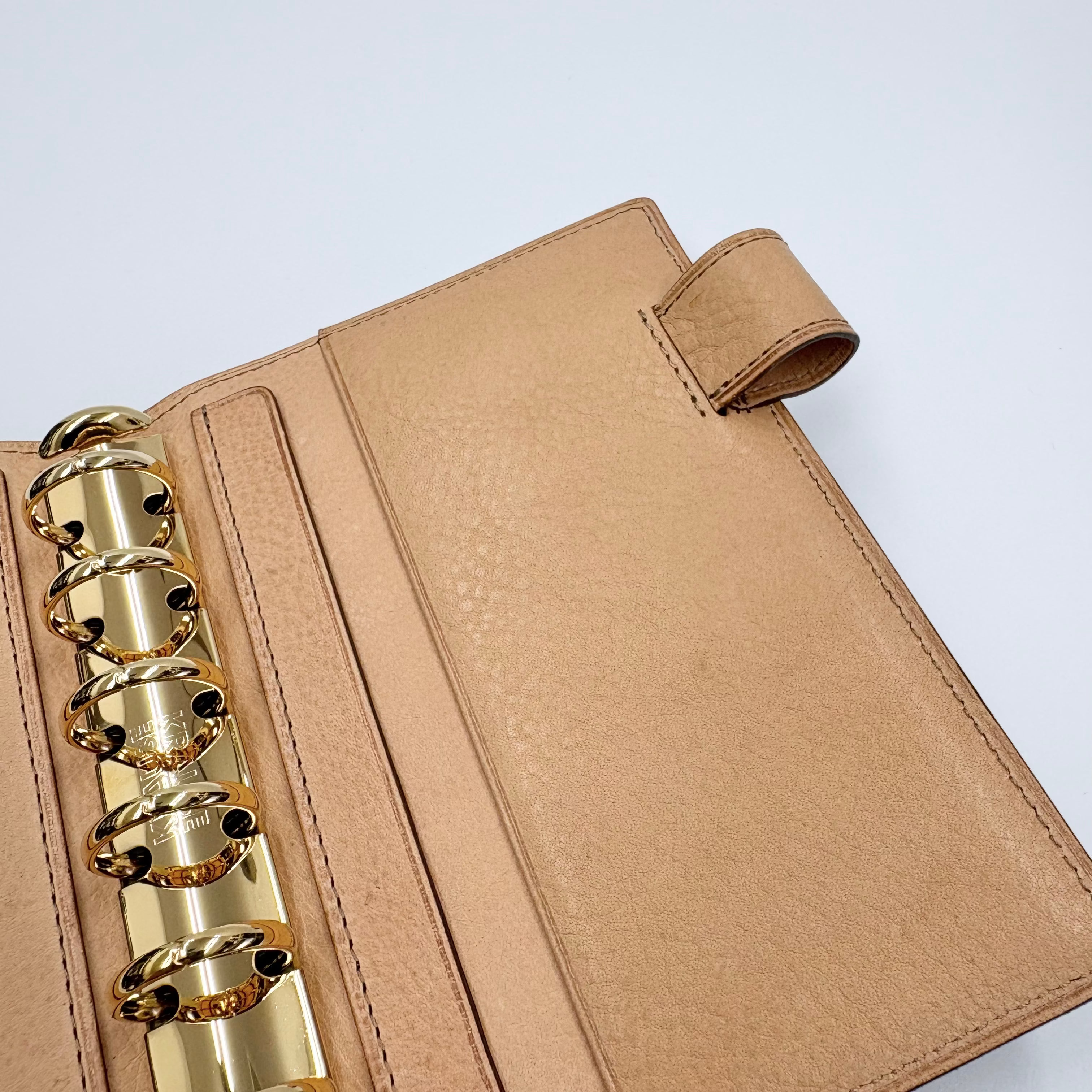 オールリネア ヴァスカ ボックス<br>ミニ6 コンパクト 20mm ノート<br>可動式ペンホルダー<br>ゴールドリング<br>odoru ✕ penotes